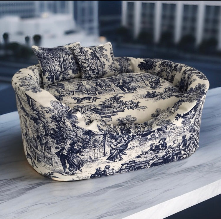 cuccia sofà toile de jouy blu appogiata su base marmo