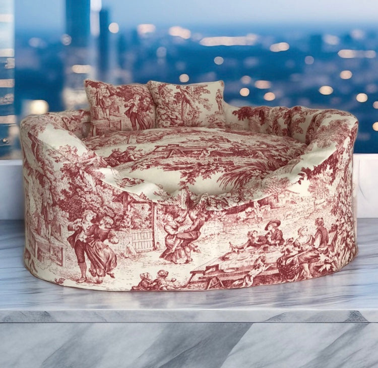 cuccia sofà toile de jouy burgundy appoggiata su base marmo con dietro skyline 