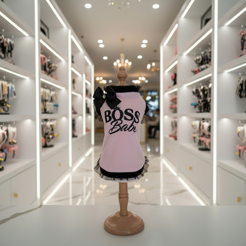 felpina sosa con bordi neri e tulle su manichino in boutique
