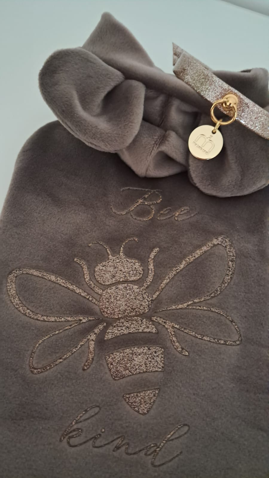 dettaglio disegno bee kind glitter cioccolato