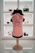 Felpina rosa pesca per cane Stay Chic con cappuccio con orecchie con scritta in strass e glitter bordi neri con pizzo esposta su manichino in boutique