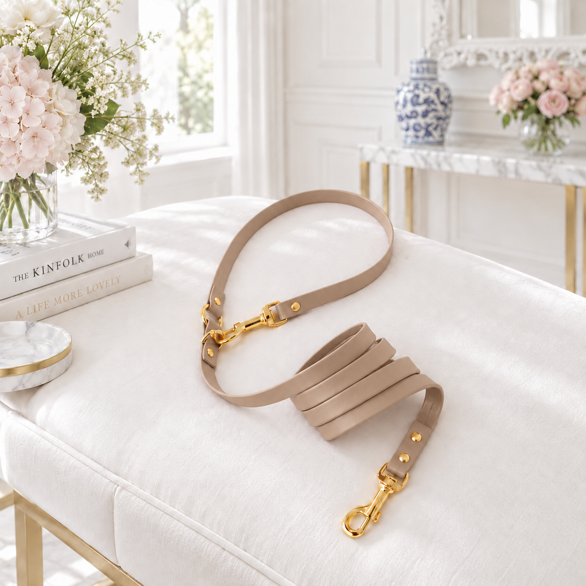 Guinzaglio Beige Twine con finiture oro in ambiente luminoso