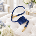 Guinzaglio Blue Cobalto con finiture oro su pouf bianco