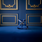 Pettorina Stars Studs blu cobalto con borchie a stella oro su sfondo blu con dettagli dorati – My Pets and I Milano