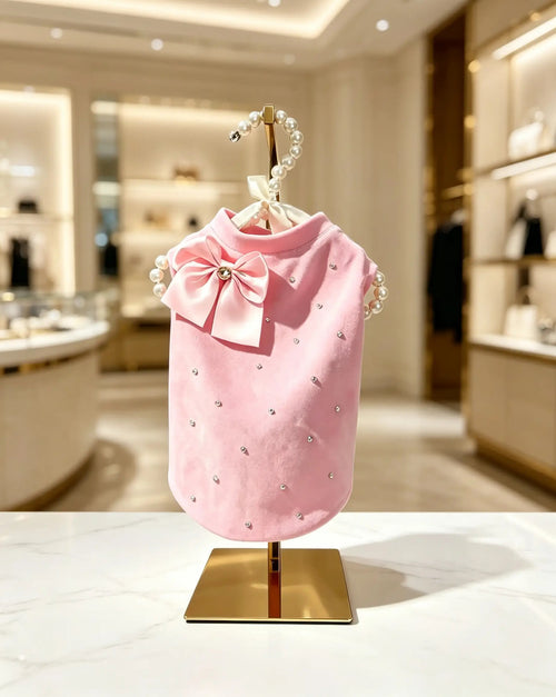 T-shirt rosa barbie per cane con strass e fiocco in satin su manichino dorato in boutique di lusso –  MPI